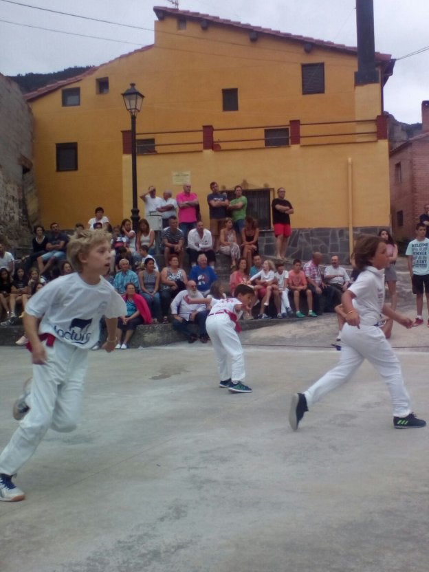 Partidos de pelota infantil, en las fiestas de Leza de Río Leza. :: p. h.