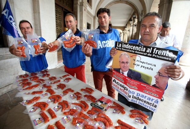 Reparto de chorizos, ayer en la Delegación. :: juan marín
