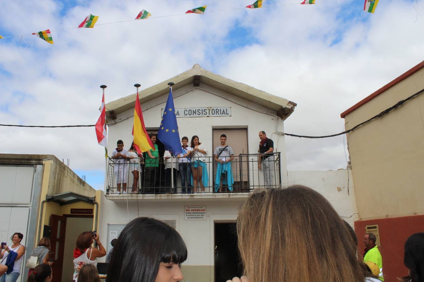 Una representación de los quintos del 99 fue la encargada de leer el pregón minutos antes del lanzamiento que sumergió al municipio en seis días llenos de actos