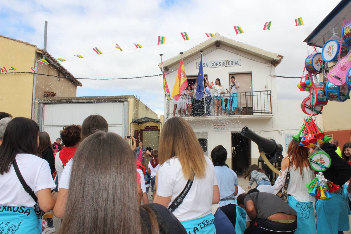 Una representación de los quintos del 99 fue la encargada de leer el pregón minutos antes del lanzamiento que sumergió al municipio en seis días llenos de actos