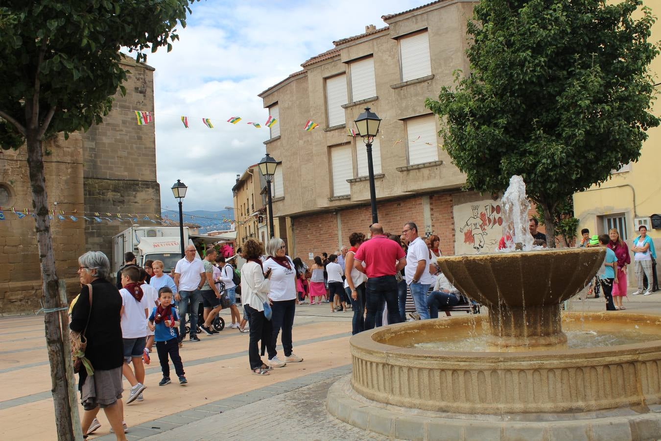 Una representación de los quintos del 99 fue la encargada de leer el pregón minutos antes del lanzamiento que sumergió al municipio en seis días llenos de actos