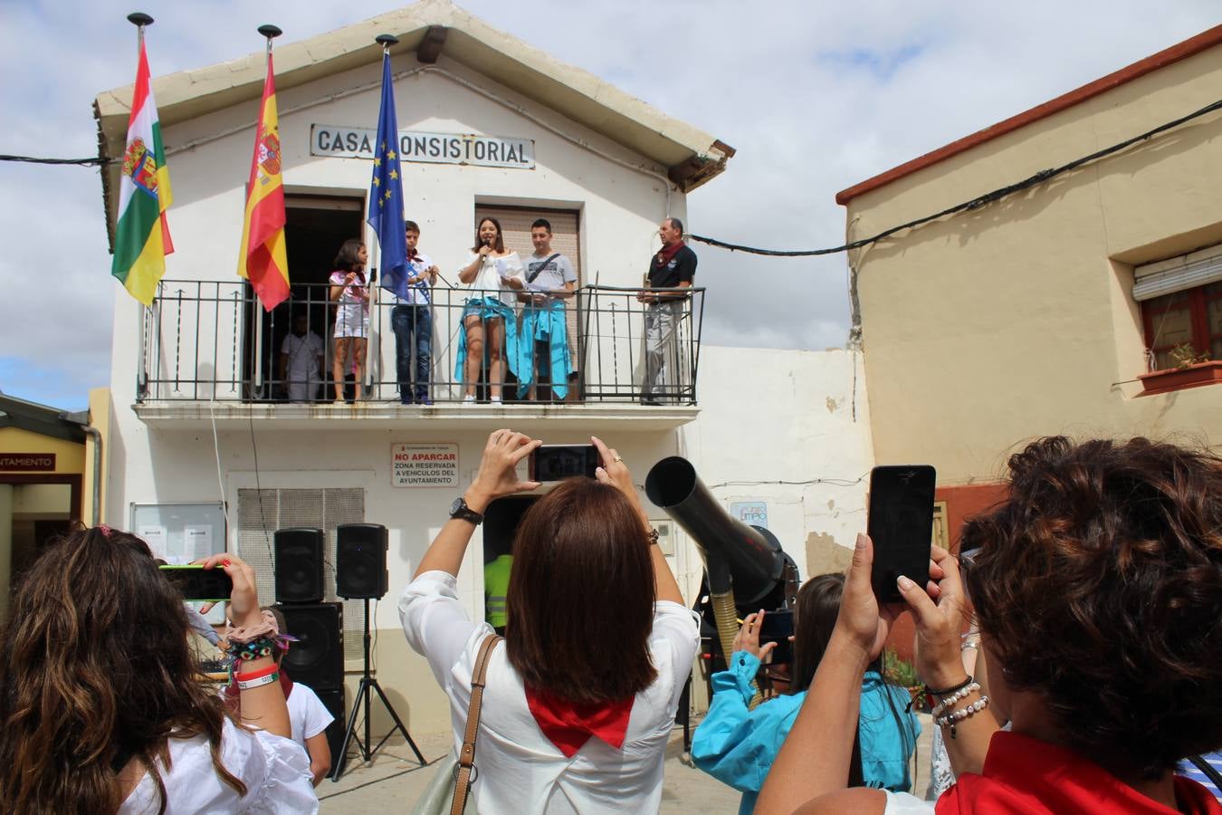 Una representación de los quintos del 99 fue la encargada de leer el pregón minutos antes del lanzamiento que sumergió al municipio en seis días llenos de actos