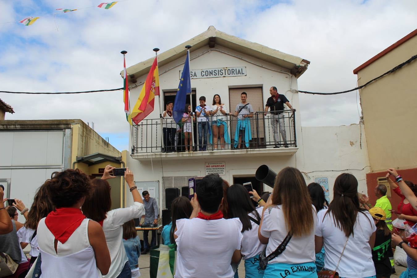 Una representación de los quintos del 99 fue la encargada de leer el pregón minutos antes del lanzamiento que sumergió al municipio en seis días llenos de actos