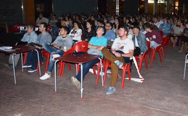 El público ocupó al completo la terraza del Cafetín. 