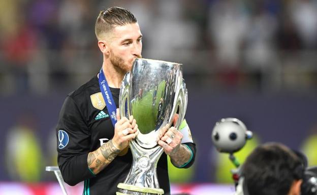 Sergio Ramos besa la Supercopa de Europa. 