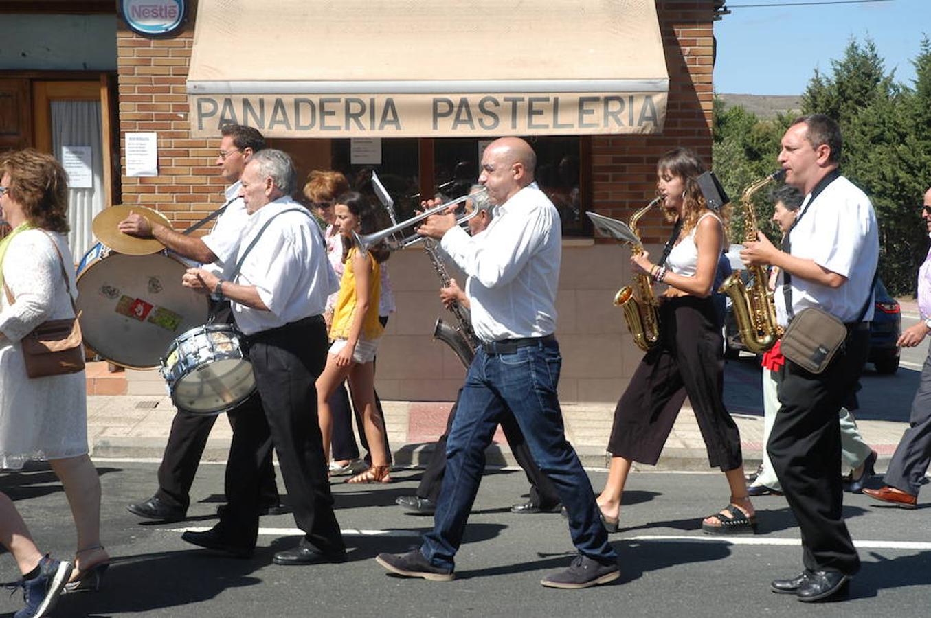 La localidad riojana de Valverde cerró sus fiestas patronales el pasado lunes con dos grandes ceremonias. De una parte la celebración de la tradicional procesión y el divertido torneo del lanzamiento de almendra.