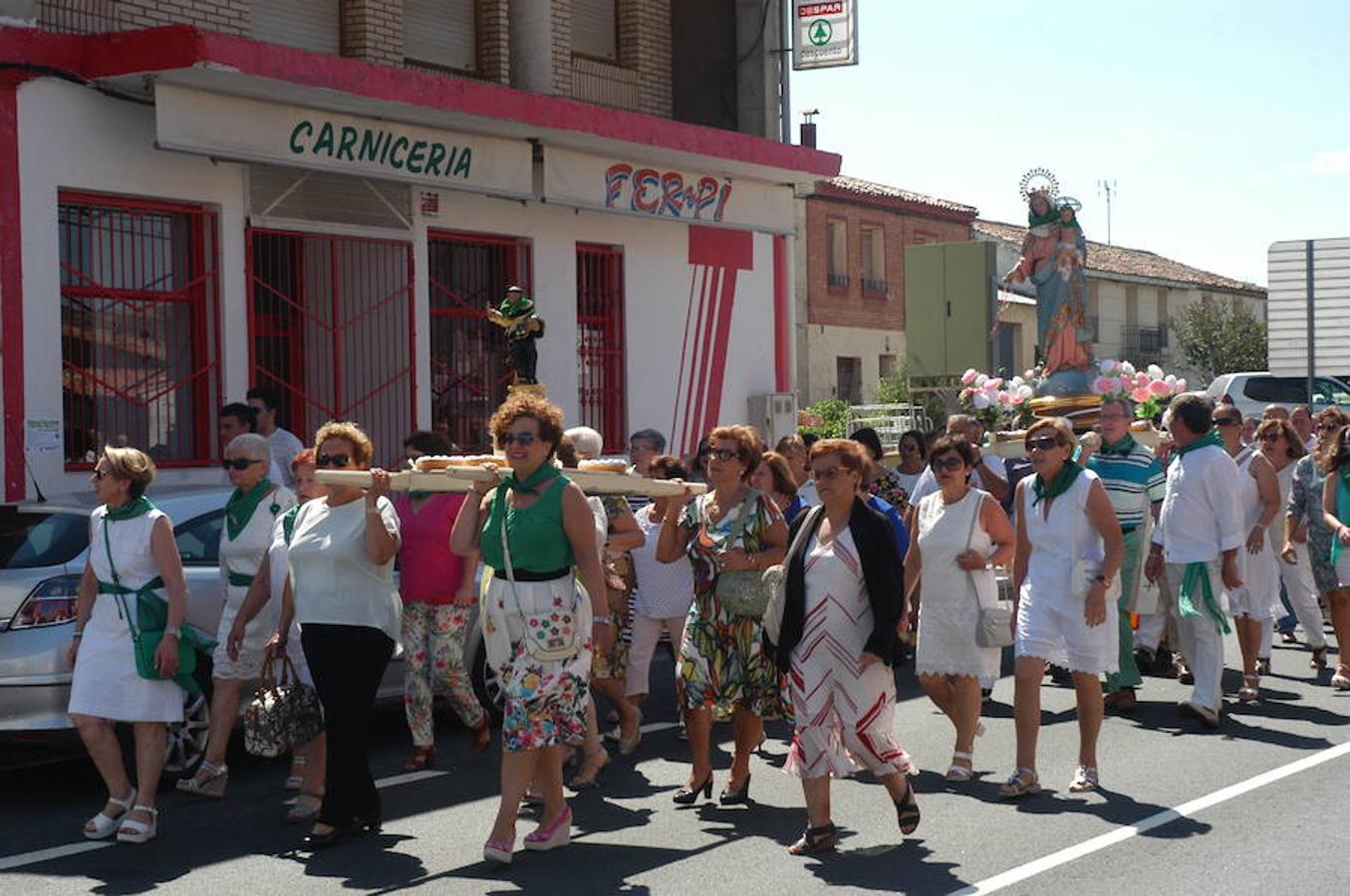 La localidad riojana de Valverde cerró sus fiestas patronales el pasado lunes con dos grandes ceremonias. De una parte la celebración de la tradicional procesión y el divertido torneo del lanzamiento de almendra.