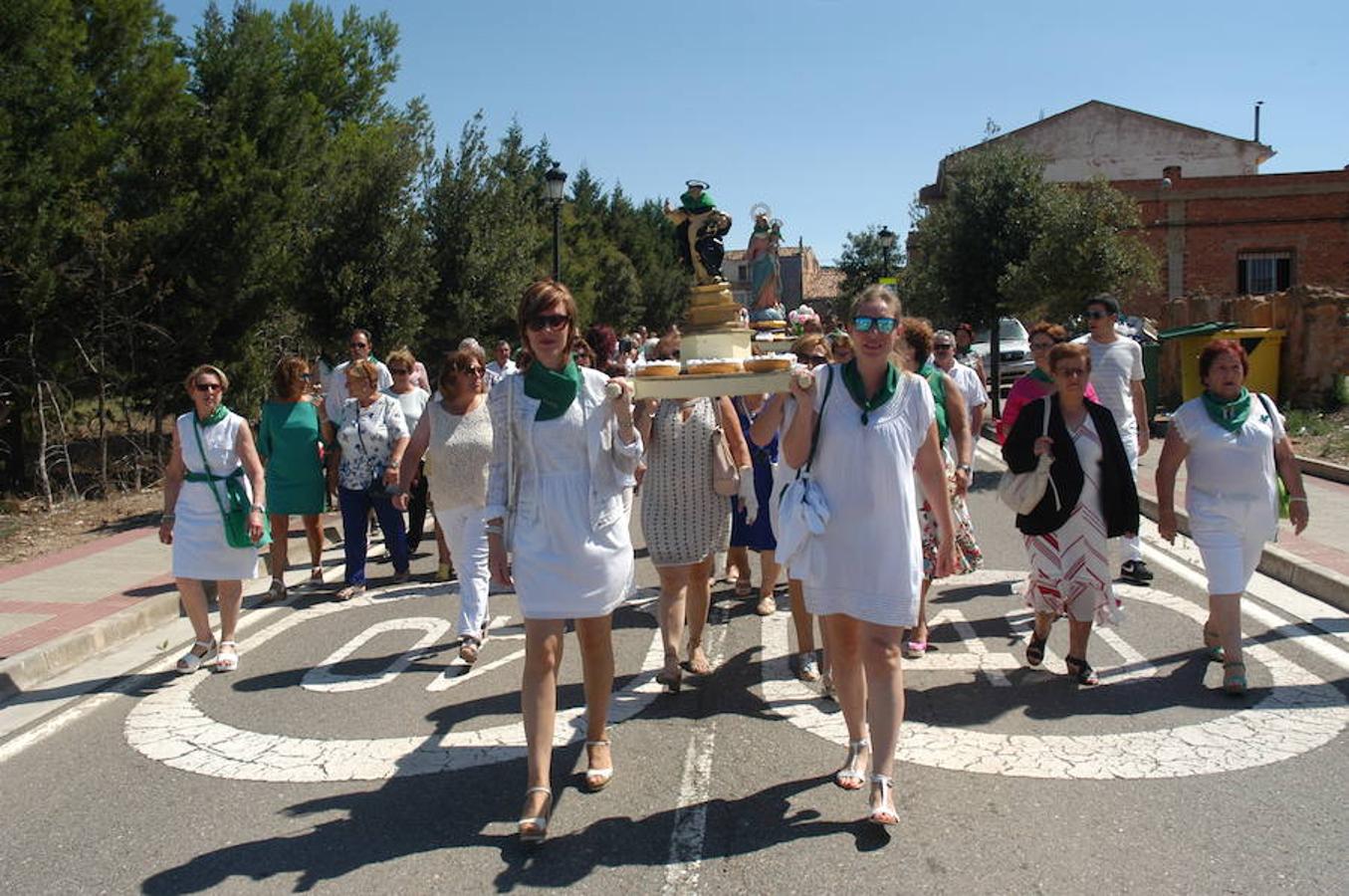 La localidad riojana de Valverde cerró sus fiestas patronales el pasado lunes con dos grandes ceremonias. De una parte la celebración de la tradicional procesión y el divertido torneo del lanzamiento de almendra.