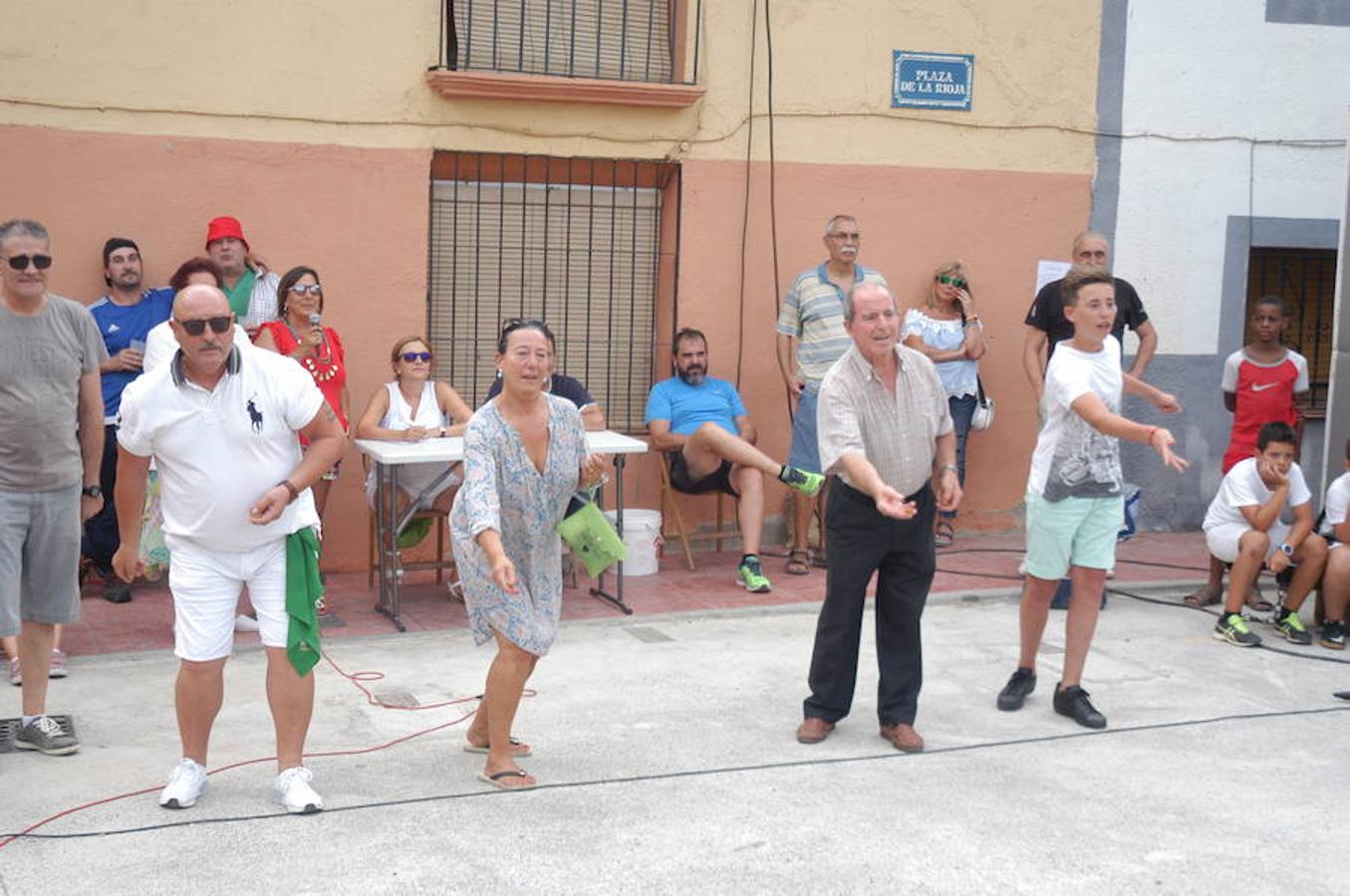 La localidad riojana de Valverde cerró sus fiestas patronales el pasado lunes con dos grandes ceremonias. De una parte la celebración de la tradicional procesión y el divertido torneo del lanzamiento de almendra.