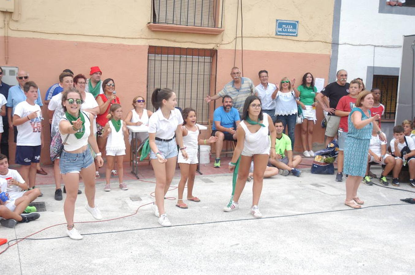 La localidad riojana de Valverde cerró sus fiestas patronales el pasado lunes con dos grandes ceremonias. De una parte la celebración de la tradicional procesión y el divertido torneo del lanzamiento de almendra.