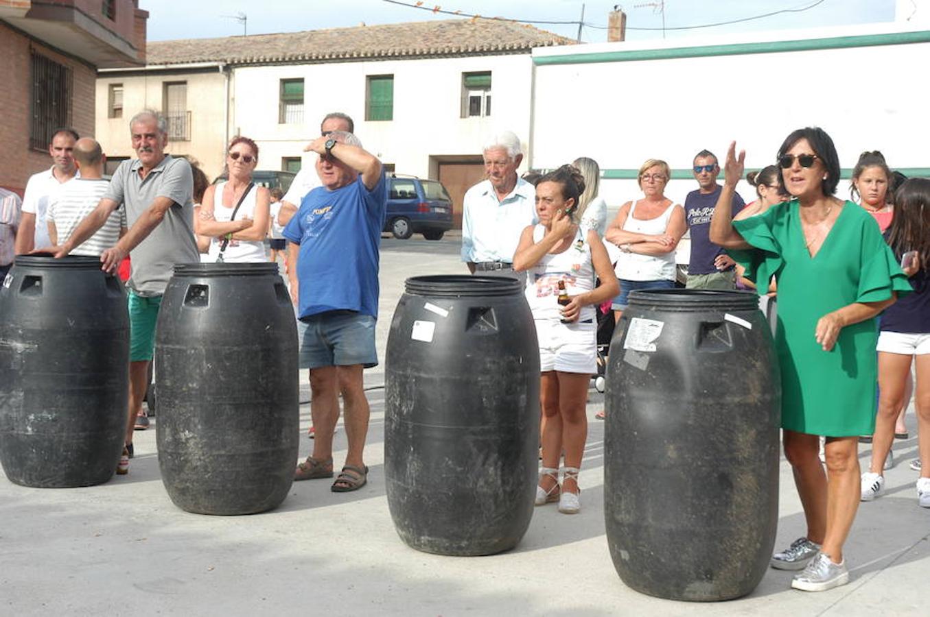 La localidad riojana de Valverde cerró sus fiestas patronales el pasado lunes con dos grandes ceremonias. De una parte la celebración de la tradicional procesión y el divertido torneo del lanzamiento de almendra.