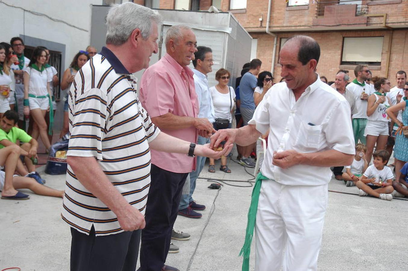 La localidad riojana de Valverde cerró sus fiestas patronales el pasado lunes con dos grandes ceremonias. De una parte la celebración de la tradicional procesión y el divertido torneo del lanzamiento de almendra.