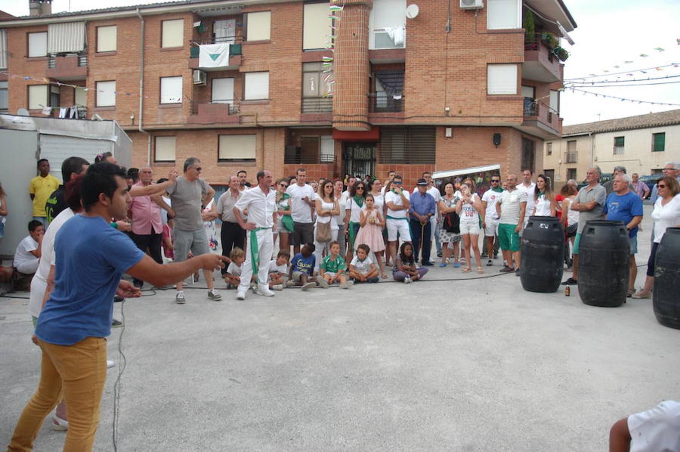 La localidad riojana de Valverde cerró sus fiestas patronales el pasado lunes con dos grandes ceremonias. De una parte la celebración de la tradicional procesión y el divertido torneo del lanzamiento de almendra.