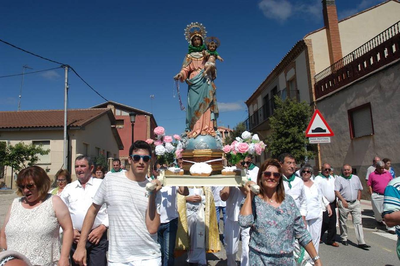 La localidad riojana de Valverde cerró sus fiestas patronales el pasado lunes con dos grandes ceremonias. De una parte la celebración de la tradicional procesión y el divertido torneo del lanzamiento de almendra.