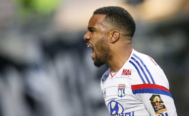 Imagen principal - Lacazette, en el Lyon. 