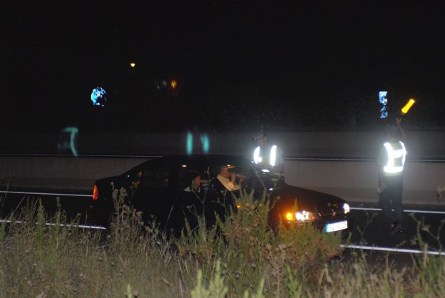 Control de alcoholemia de la Guardia Civil de Tráfico en el alto de La Grajera durante una de las noches de un puente festivo del 15 de agosto. :: D.C./L.R.