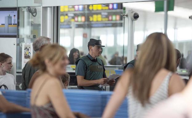 Un agente de la Guardia Civil, ayer en El Prat.