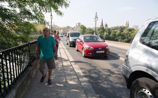 Estrechez de las aceras del Puente de Piedra. 