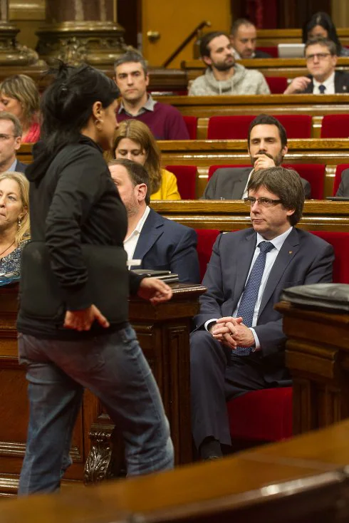 Puigdemont mira a Gabriel, tras intervenir en el debate presupuestario en el Parlamento catalán. :: i. Baucells