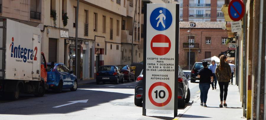 Tótem instalado para señalizar la peatonalización de un tramo de la calle Paletillas donde todavía había vehículos apartados. 