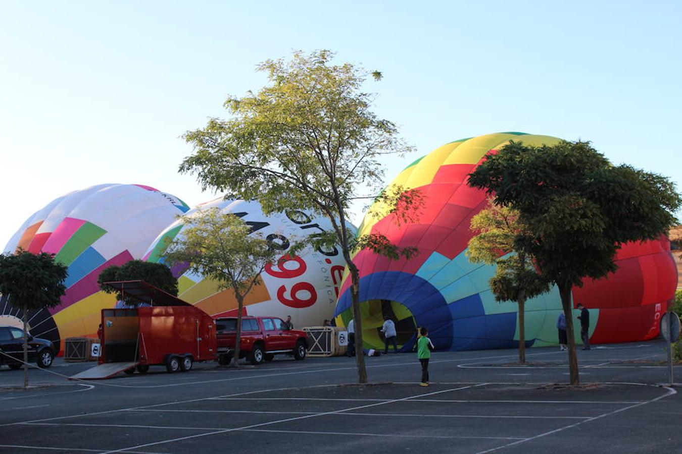 Espectaculares imágenes de la primera jornada de la regata de globos aerostáticos que ha arrancado en Calahorra. El transporte, el inflado y el despegue de estas gigantes pompas de aire caliente congregó a multitud de curiosos y valientes para subir a la cesta y echar a volar