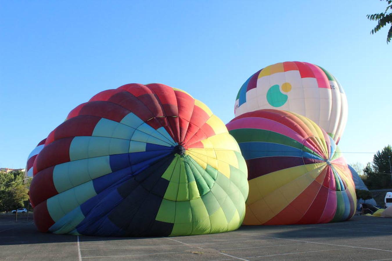 Espectaculares imágenes de la primera jornada de la regata de globos aerostáticos que ha arrancado en Calahorra. El transporte, el inflado y el despegue de estas gigantes pompas de aire caliente congregó a multitud de curiosos y valientes para subir a la cesta y echar a volar