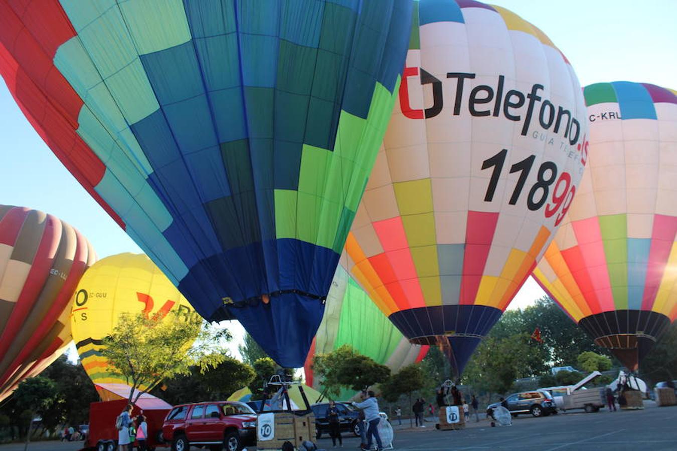 Espectaculares imágenes de la primera jornada de la regata de globos aerostáticos que ha arrancado en Calahorra. El transporte, el inflado y el despegue de estas gigantes pompas de aire caliente congregó a multitud de curiosos y valientes para subir a la cesta y echar a volar