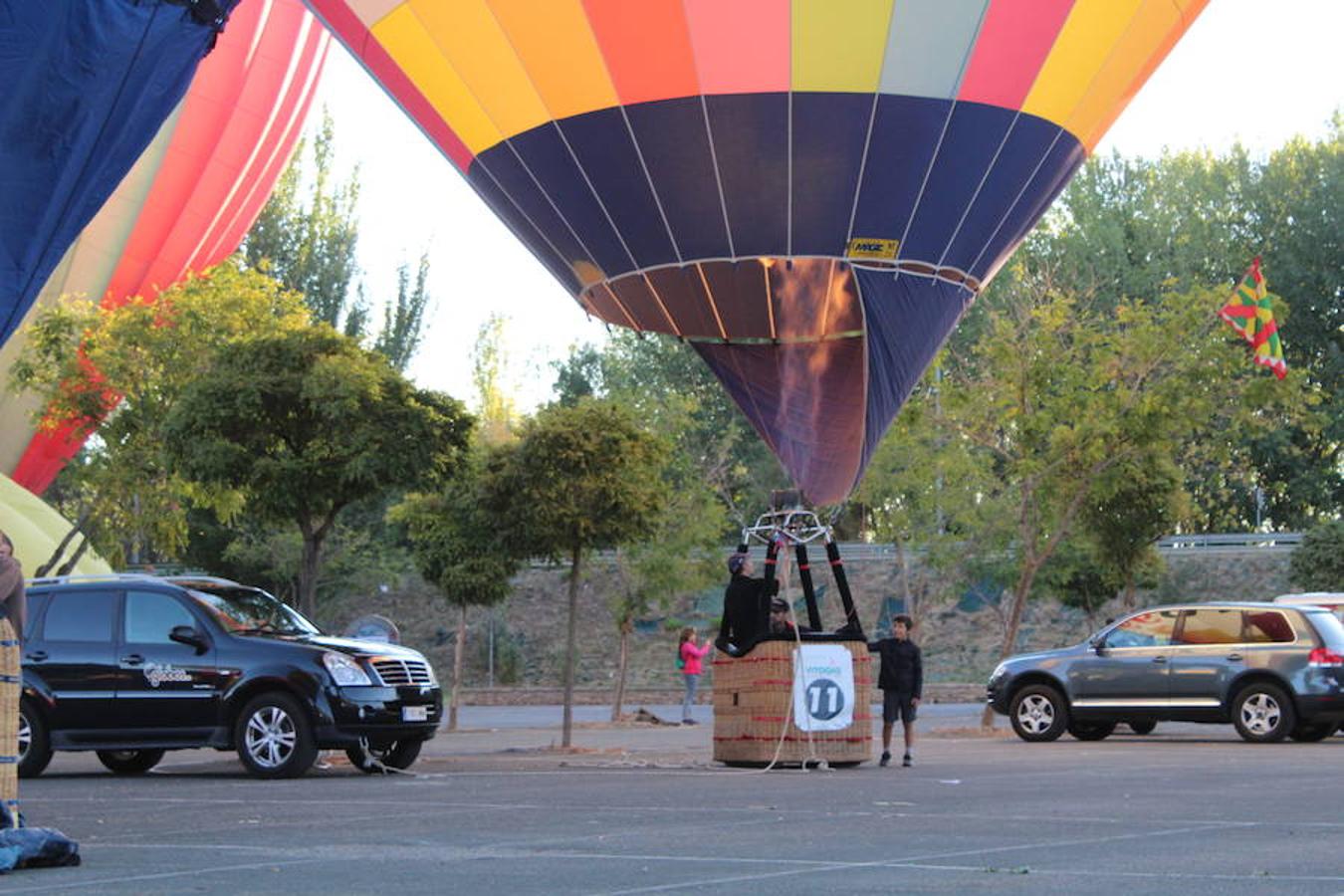 Espectaculares imágenes de la primera jornada de la regata de globos aerostáticos que ha arrancado en Calahorra. El transporte, el inflado y el despegue de estas gigantes pompas de aire caliente congregó a multitud de curiosos y valientes para subir a la cesta y echar a volar