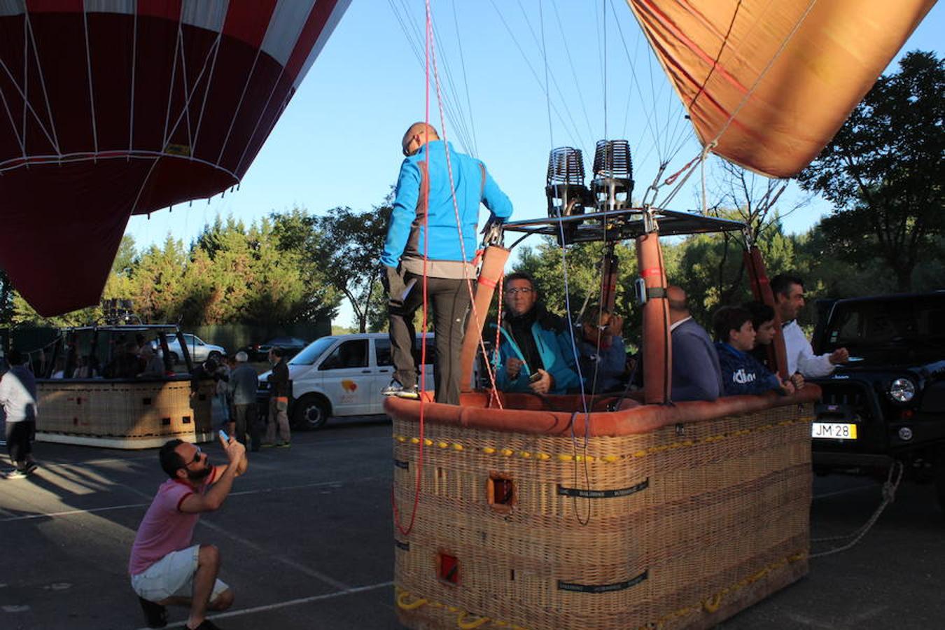 Espectaculares imágenes de la primera jornada de la regata de globos aerostáticos que ha arrancado en Calahorra. El transporte, el inflado y el despegue de estas gigantes pompas de aire caliente congregó a multitud de curiosos y valientes para subir a la cesta y echar a volar