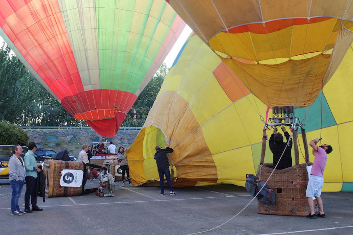 Espectaculares imágenes de la primera jornada de la regata de globos aerostáticos que ha arrancado en Calahorra. El transporte, el inflado y el despegue de estas gigantes pompas de aire caliente congregó a multitud de curiosos y valientes para subir a la cesta y echar a volar