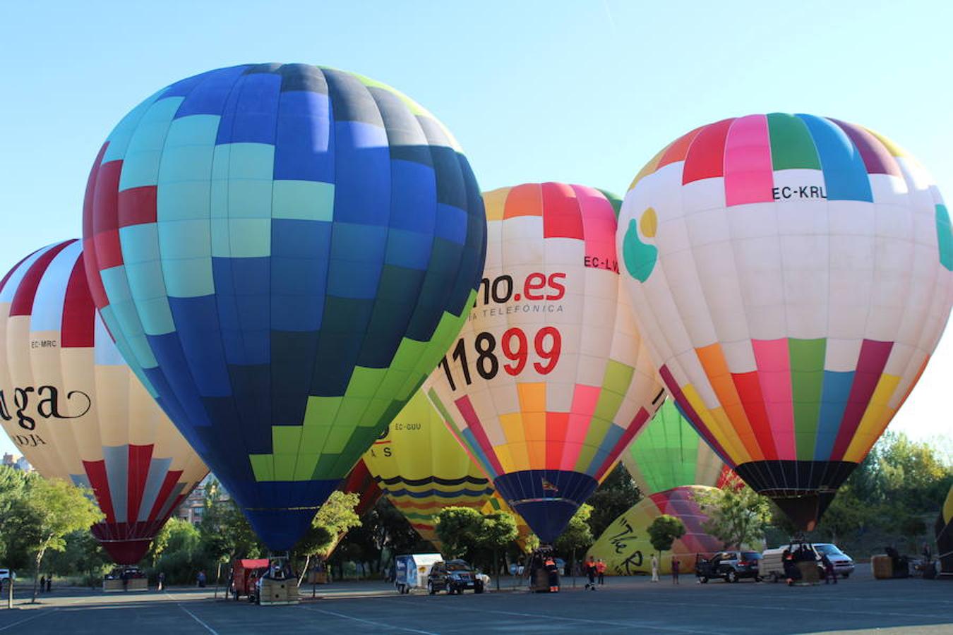 Espectaculares imágenes de la primera jornada de la regata de globos aerostáticos que ha arrancado en Calahorra. El transporte, el inflado y el despegue de estas gigantes pompas de aire caliente congregó a multitud de curiosos y valientes para subir a la cesta y echar a volar