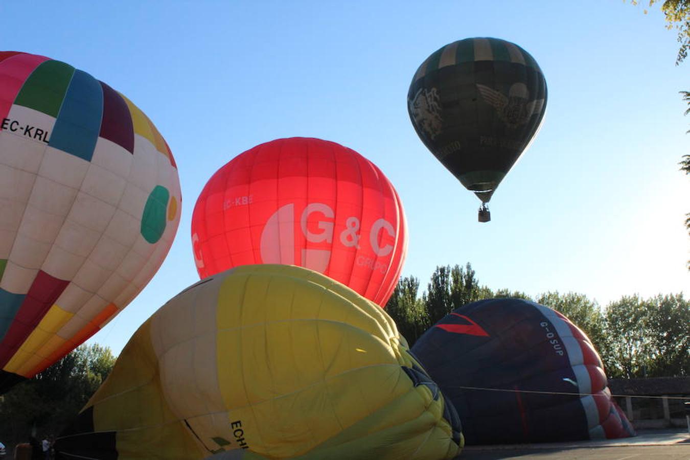 Espectaculares imágenes de la primera jornada de la regata de globos aerostáticos que ha arrancado en Calahorra. El transporte, el inflado y el despegue de estas gigantes pompas de aire caliente congregó a multitud de curiosos y valientes para subir a la cesta y echar a volar