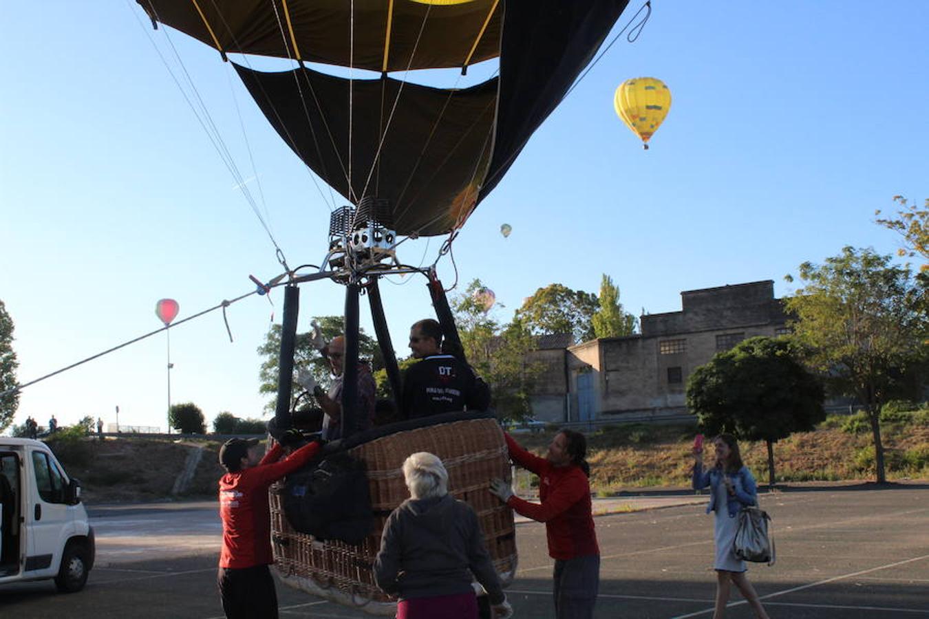 Espectaculares imágenes de la primera jornada de la regata de globos aerostáticos que ha arrancado en Calahorra. El transporte, el inflado y el despegue de estas gigantes pompas de aire caliente congregó a multitud de curiosos y valientes para subir a la cesta y echar a volar