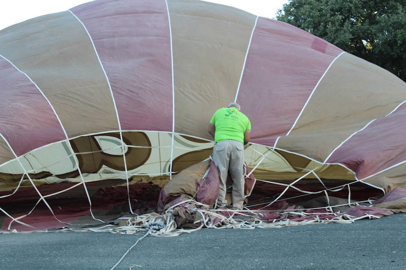 Espectaculares imágenes de la primera jornada de la regata de globos aerostáticos que ha arrancado en Calahorra. El transporte, el inflado y el despegue de estas gigantes pompas de aire caliente congregó a multitud de curiosos y valientes para subir a la cesta y echar a volar