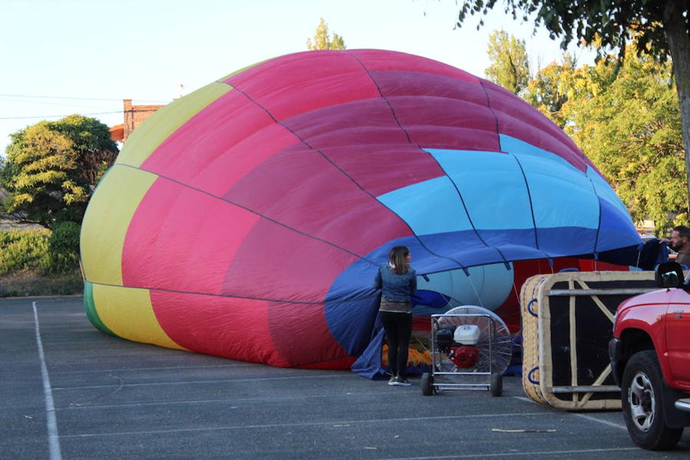 Espectaculares imágenes de la primera jornada de la regata de globos aerostáticos que ha arrancado en Calahorra. El transporte, el inflado y el despegue de estas gigantes pompas de aire caliente congregó a multitud de curiosos y valientes para subir a la cesta y echar a volar