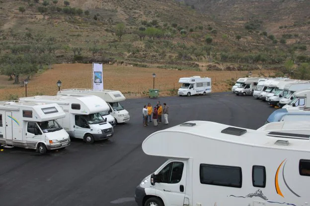 Zona de estacionamiento en Arnedillo. :: e.p.