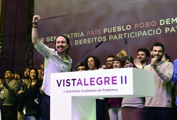 Pablo Iglesias celebra desde el escenario de Vistalegre 2 su triunfo en la Asamblea Ciudadana. :: PIERRE-PHILIPPE MARCOU / afp