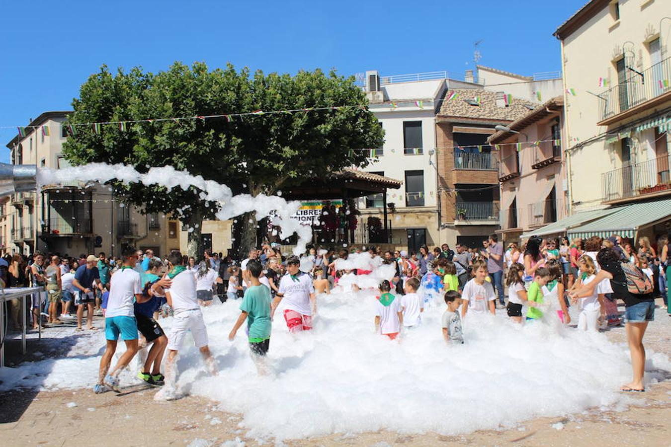 Los miembros de la asociación 'Belén vivienet' fueron los encargados de dar la bienvenida a las fiestas de San Roque en Alcanadre. Con pancarta reivindicativa y con una fiesta de la espuma para los peques dieron comienzo las fiestas