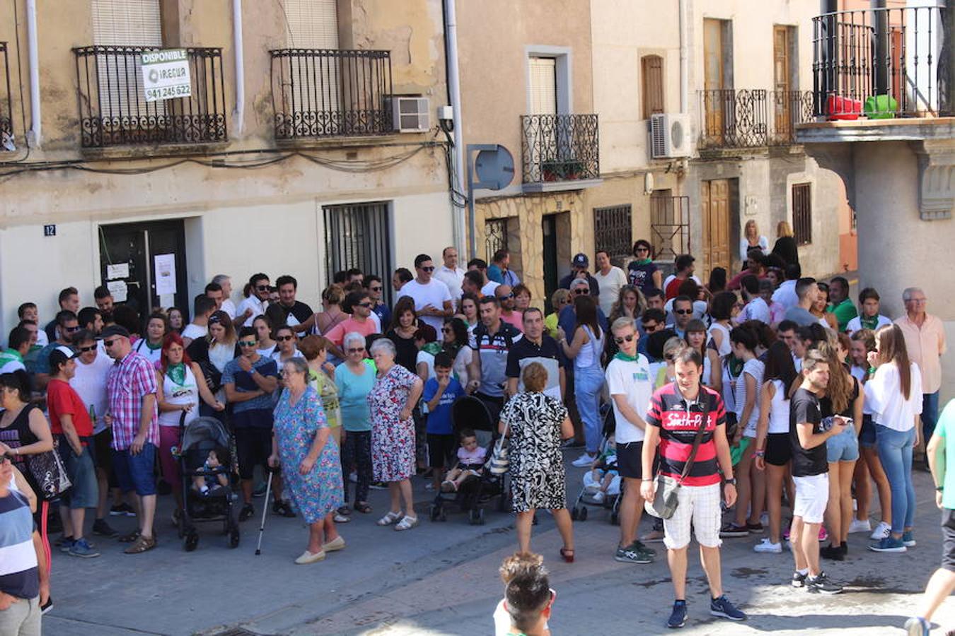 Los miembros de la asociación 'Belén vivienet' fueron los encargados de dar la bienvenida a las fiestas de San Roque en Alcanadre. Con pancarta reivindicativa y con una fiesta de la espuma para los peques dieron comienzo las fiestas