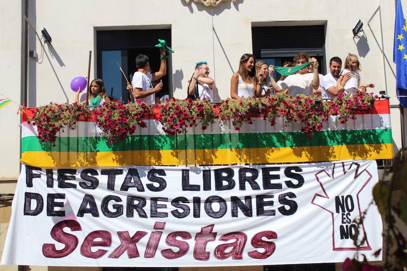 Los miembros de la asociación 'Belén vivienet' fueron los encargados de dar la bienvenida a las fiestas de San Roque en Alcanadre. Con pancarta reivindicativa y con una fiesta de la espuma para los peques dieron comienzo las fiestas