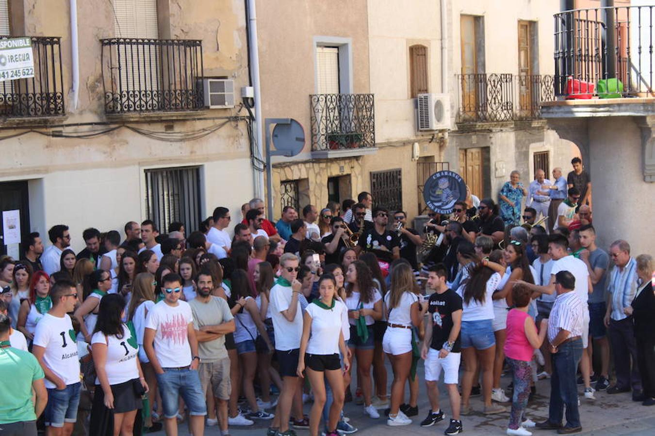 Los miembros de la asociación 'Belén vivienet' fueron los encargados de dar la bienvenida a las fiestas de San Roque en Alcanadre. Con pancarta reivindicativa y con una fiesta de la espuma para los peques dieron comienzo las fiestas