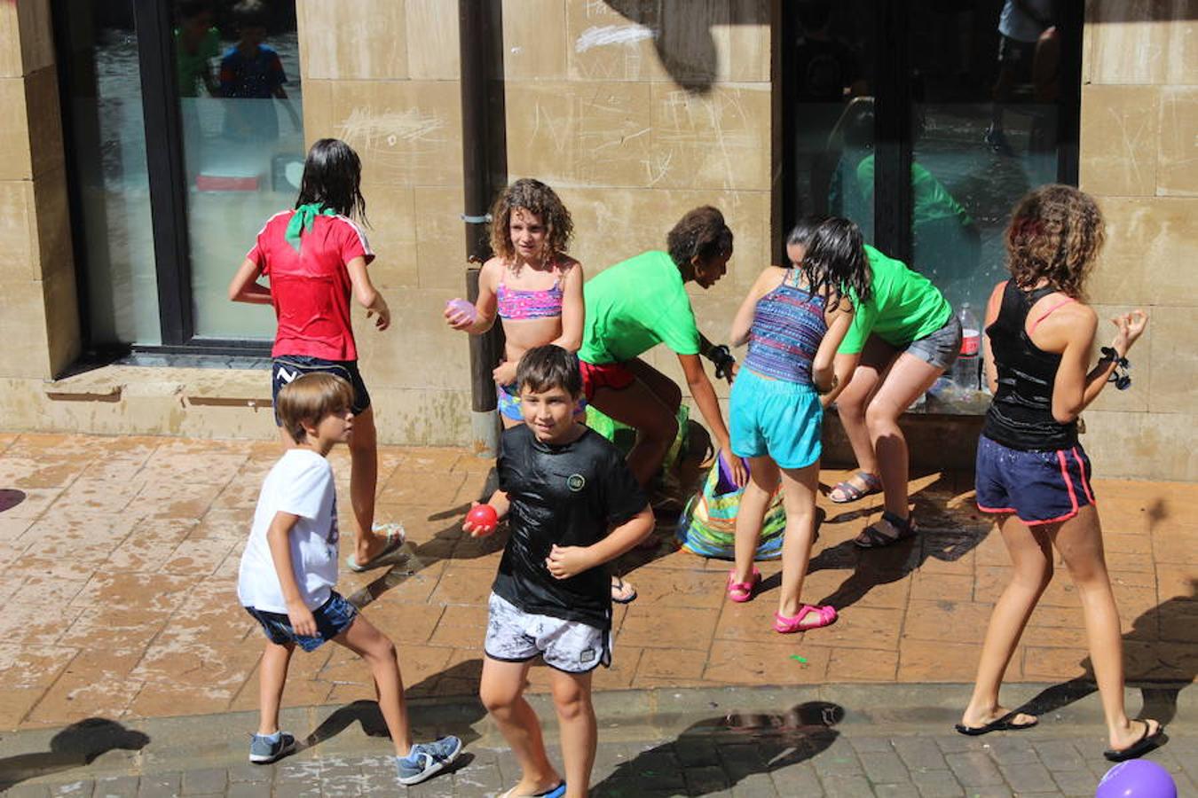 Los miembros de la asociación 'Belén vivienet' fueron los encargados de dar la bienvenida a las fiestas de San Roque en Alcanadre. Con pancarta reivindicativa y con una fiesta de la espuma para los peques dieron comienzo las fiestas