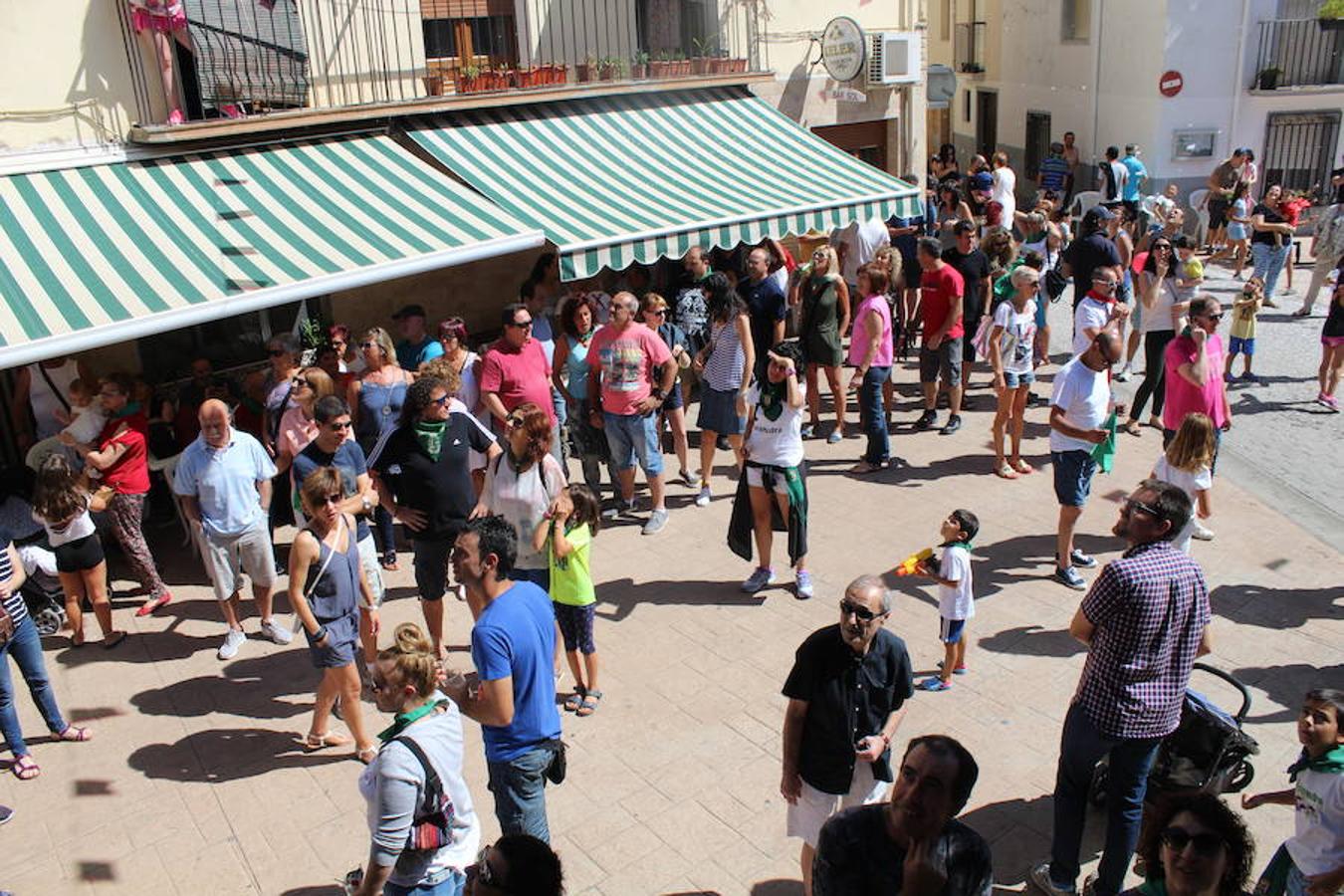 Los miembros de la asociación 'Belén vivienet' fueron los encargados de dar la bienvenida a las fiestas de San Roque en Alcanadre. Con pancarta reivindicativa y con una fiesta de la espuma para los peques dieron comienzo las fiestas