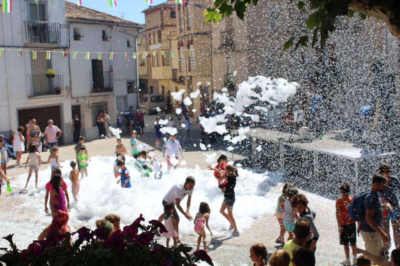 Los miembros de la asociación 'Belén vivienet' fueron los encargados de dar la bienvenida a las fiestas de San Roque en Alcanadre. Con pancarta reivindicativa y con una fiesta de la espuma para los peques dieron comienzo las fiestas