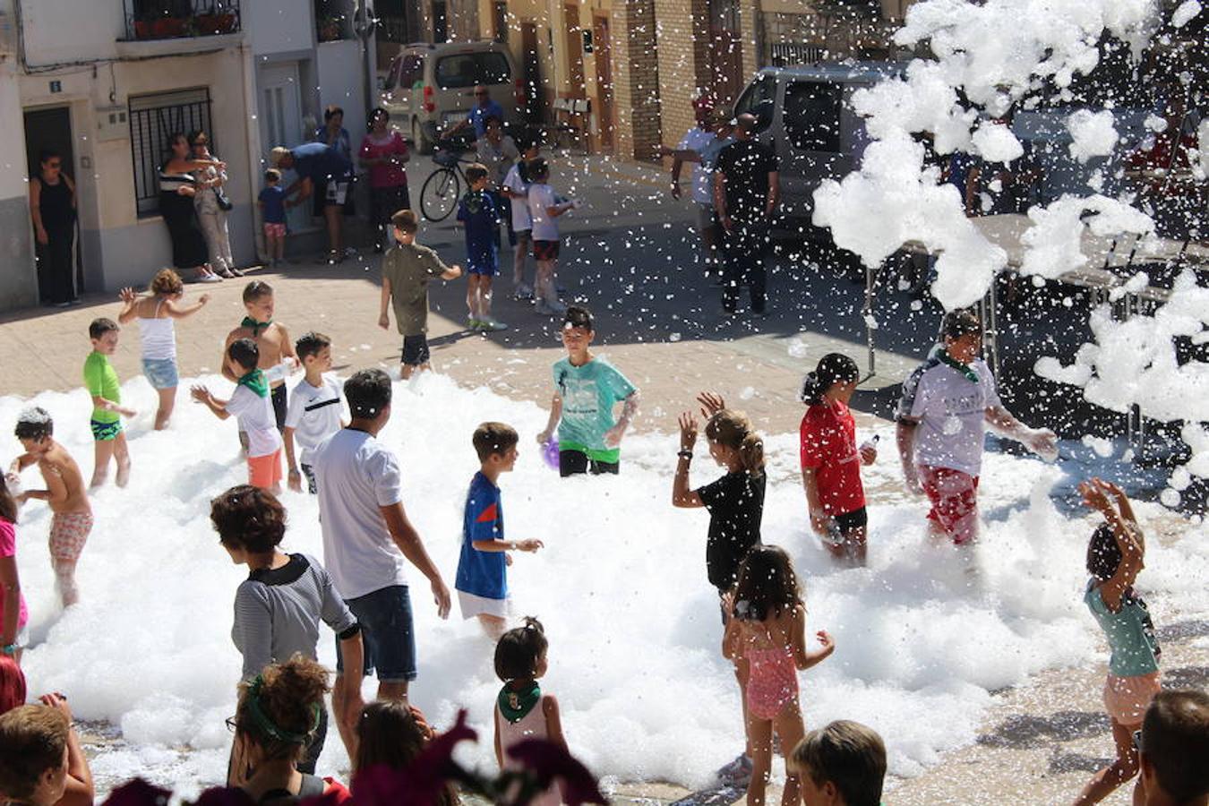 Los miembros de la asociación 'Belén vivienet' fueron los encargados de dar la bienvenida a las fiestas de San Roque en Alcanadre. Con pancarta reivindicativa y con una fiesta de la espuma para los peques dieron comienzo las fiestas