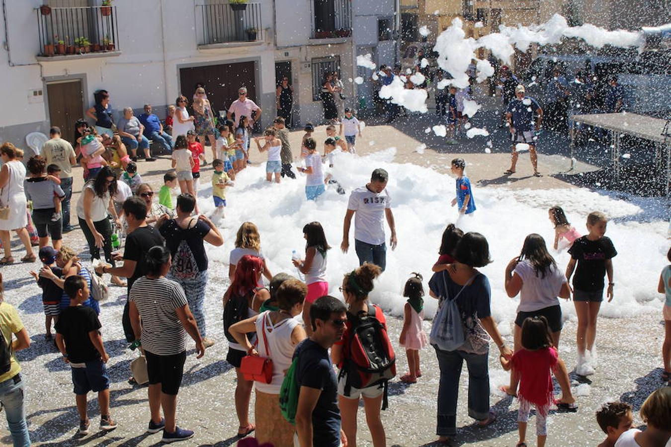 Los miembros de la asociación 'Belén vivienet' fueron los encargados de dar la bienvenida a las fiestas de San Roque en Alcanadre. Con pancarta reivindicativa y con una fiesta de la espuma para los peques dieron comienzo las fiestas