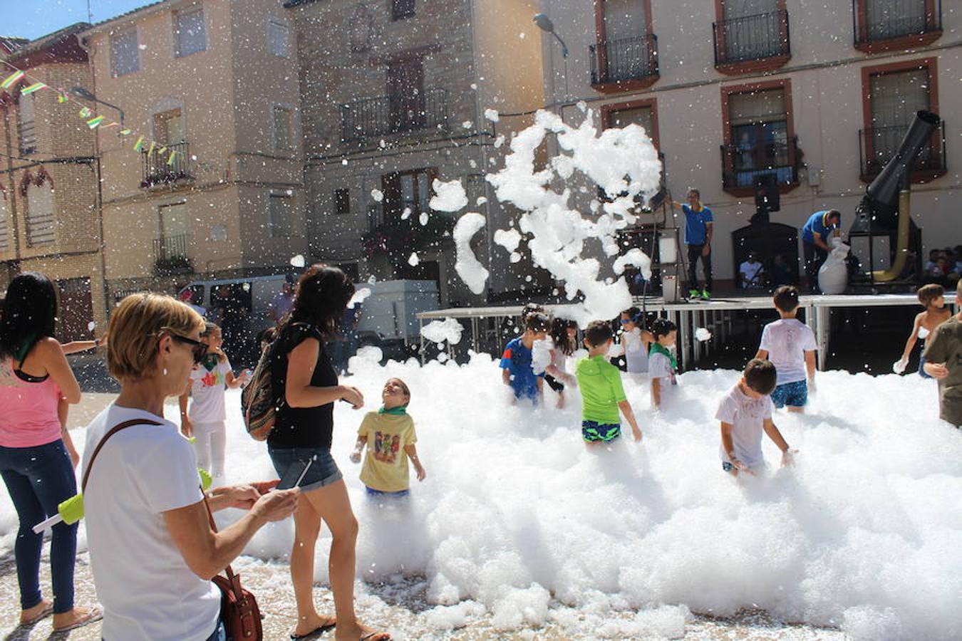 Los miembros de la asociación 'Belén vivienet' fueron los encargados de dar la bienvenida a las fiestas de San Roque en Alcanadre. Con pancarta reivindicativa y con una fiesta de la espuma para los peques dieron comienzo las fiestas