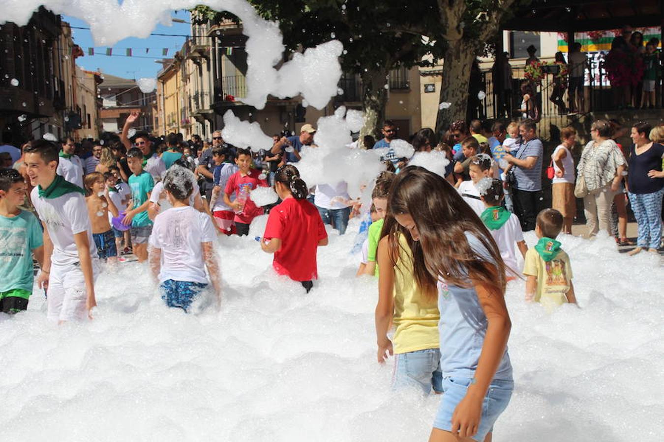 Los miembros de la asociación 'Belén vivienet' fueron los encargados de dar la bienvenida a las fiestas de San Roque en Alcanadre. Con pancarta reivindicativa y con una fiesta de la espuma para los peques dieron comienzo las fiestas