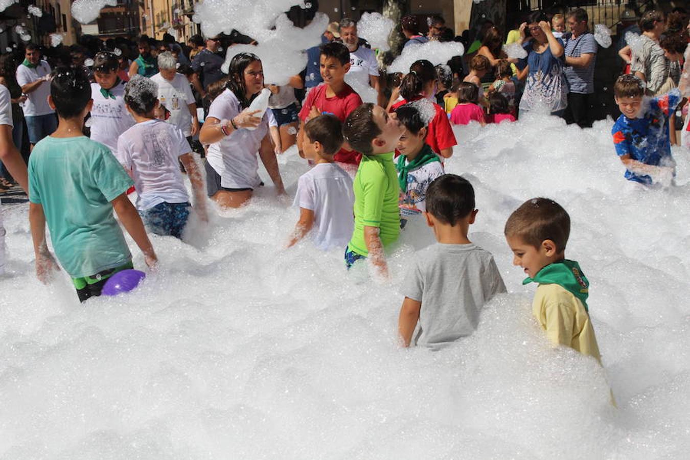 Los miembros de la asociación 'Belén vivienet' fueron los encargados de dar la bienvenida a las fiestas de San Roque en Alcanadre. Con pancarta reivindicativa y con una fiesta de la espuma para los peques dieron comienzo las fiestas