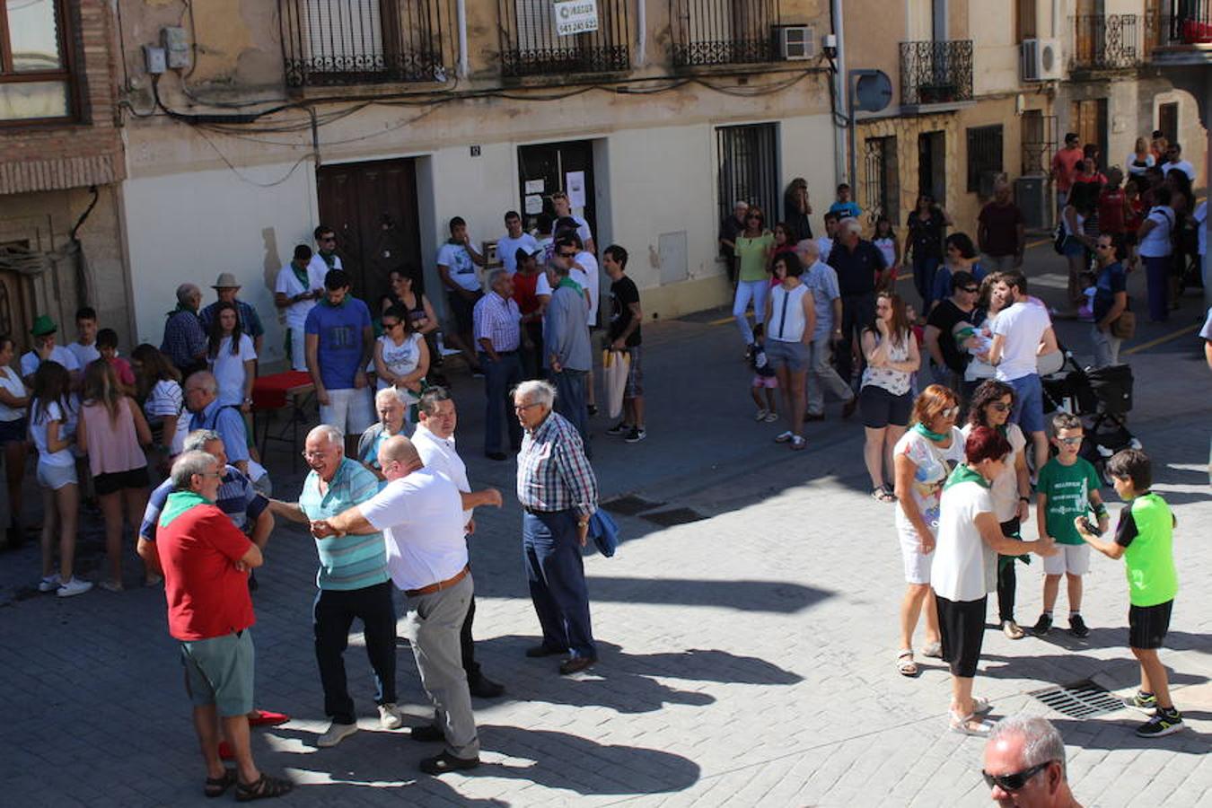 Los miembros de la asociación 'Belén vivienet' fueron los encargados de dar la bienvenida a las fiestas de San Roque en Alcanadre. Con pancarta reivindicativa y con una fiesta de la espuma para los peques dieron comienzo las fiestas